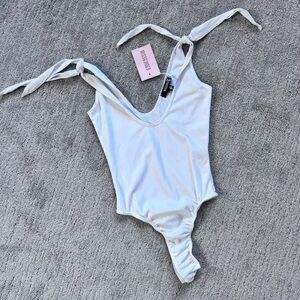 Missguided White Ribbed Tie Shoulder Plunge Bodysuit NWT Size 4